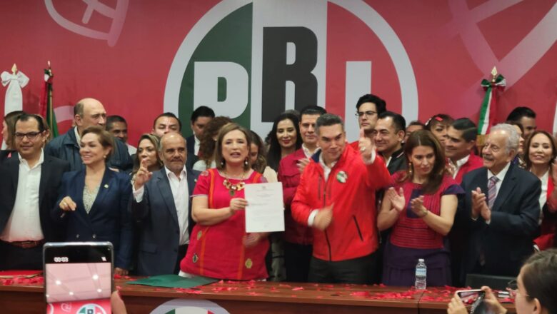 Al grito de la militancia del PRI de “Xóchitl Gálvez Presidenta” entrego al tricolor su carta de aspiración a la precandidatura a la Presidencia de México