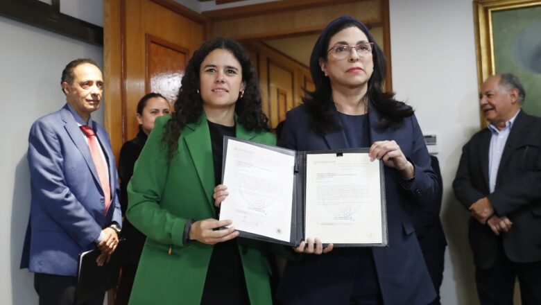 Recibe Marcela Guerra Castillo paquete de 20 iniciativas del Ejecutivo Federal