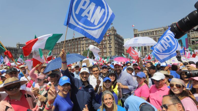 Con un lleno total y a pesar de las vallas o la contingencia ambiental la gente pinto de rosa el Zócalo