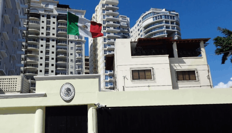 Denuncias y descontento en el Consulado de México en República Dominicana por mal servicio y venta de citas