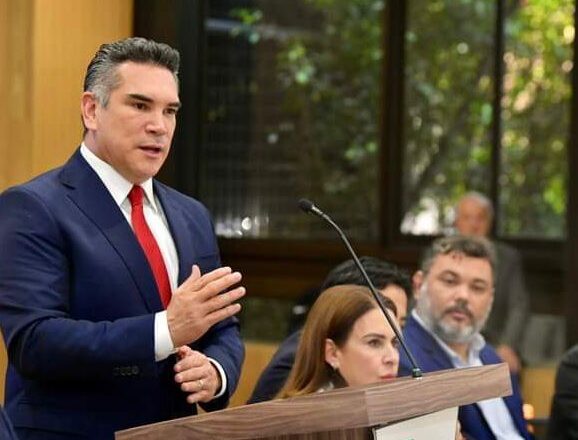 Alejandro Moreno presenta denuncia contra Nicolás Maduro ante la FGR por presuntos vínculos con el narcotráfico y políticos de Morena