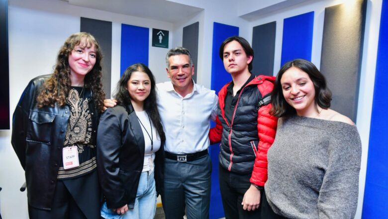 Alejandro Moreno dialoga con jóvenes de la IBERO sobre democracia, organismos autónomos y el futuro de México
