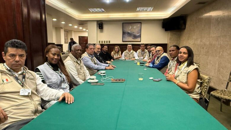 Alejandro Moreno, líder del PRI y presidente de la Copppal, participa como observador electoral en Bolivia