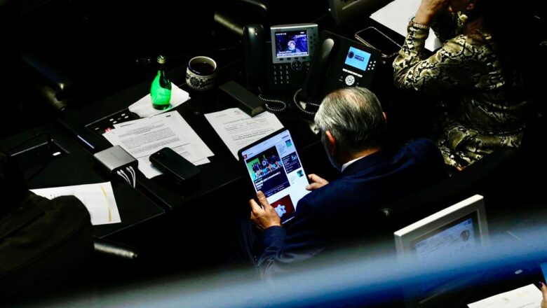 Censura en el Senado: Adán Augusto López ordena desalojar a reporteros gráficos por captarlo viendo páginas deportivas