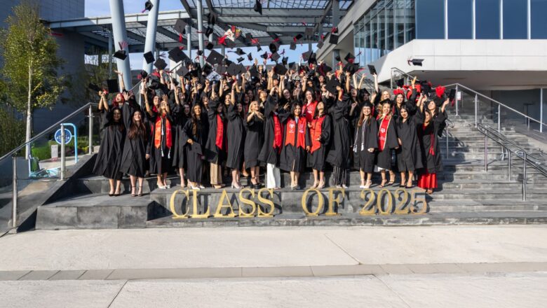 Ciento dos estudiantes comienzan una nueva historia para la generación de graduados de Arkansas State University Campus Querétaro