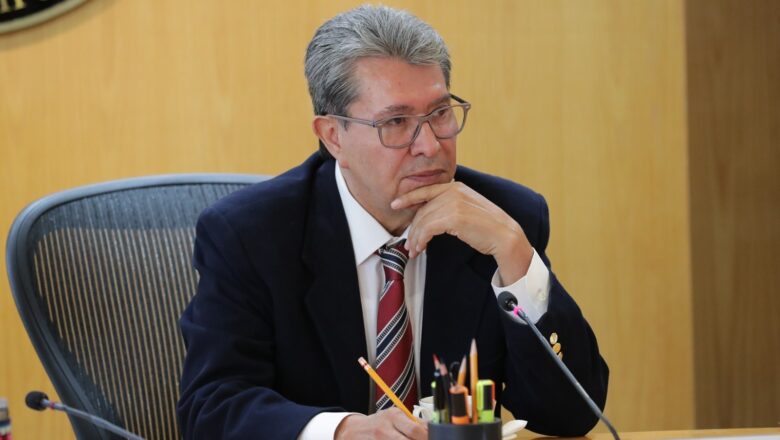 Ricardo Monreal respalda iniciativa para reducir pensiones millonarias y fortalecer la justicia social