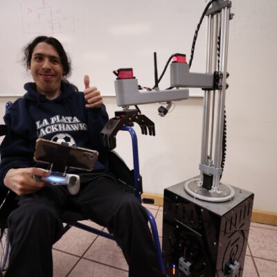 Estudiantes del IPN desarrollan robot asistente para personas con discapacidad motriz en México