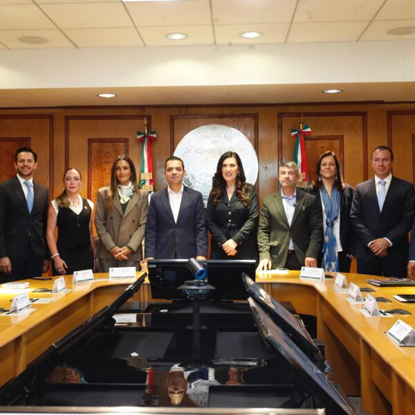 Kenia López Rabadán recibe propuesta “Tu Escuela es Primero” para mejorar infraestructura educativa
