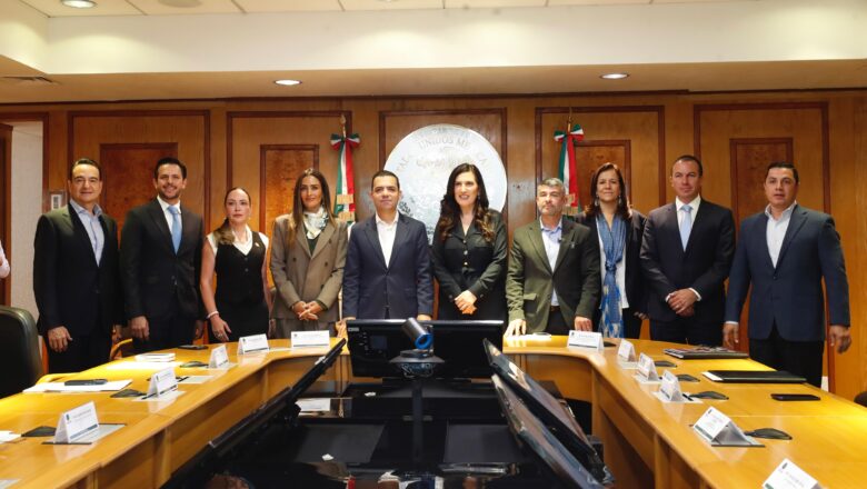 Kenia López Rabadán recibe propuesta “Tu Escuela es Primero” para mejorar infraestructura educativa