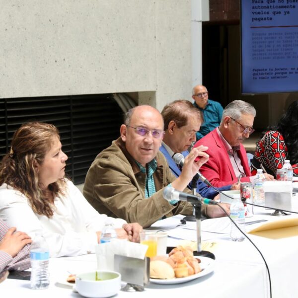 Rubén Moreira propone 10 iniciativas para mejorar el servicio de transporte aéreo en México