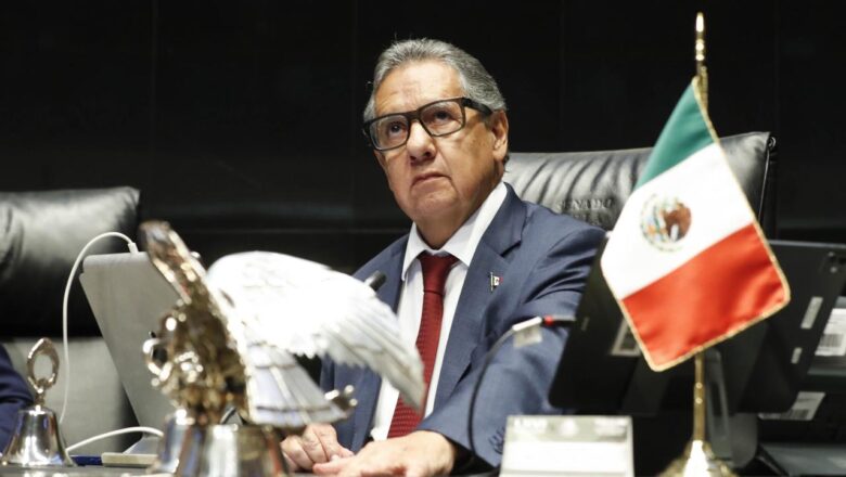 Higinio Martínez pide dictamen sobre prohibición de celulares en educación básica