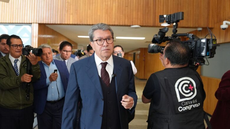 Uso de celulares en escuelas debe plasmarse en la ley, plantea Ricardo Monreal