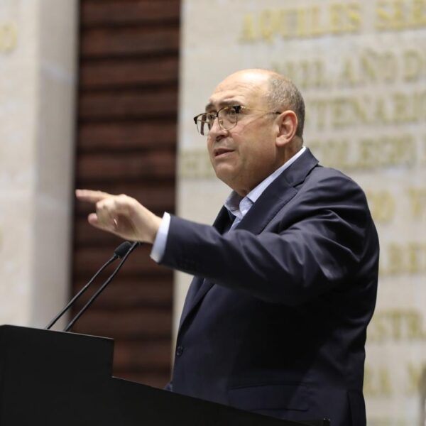 Rubén Moreira propone información sincronizada sobre vuelos para pasajeros