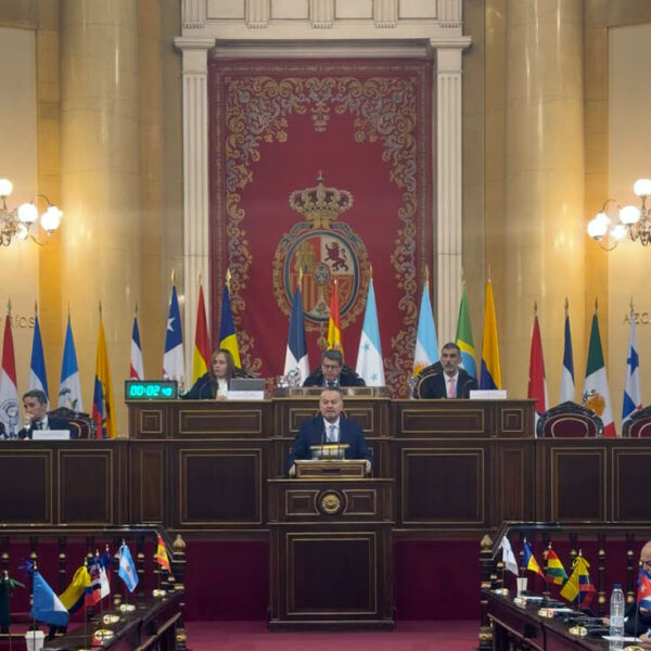 Iberoamérica enfrenta riesgos democráticos; Mario Vázquez exige defender contrapesos