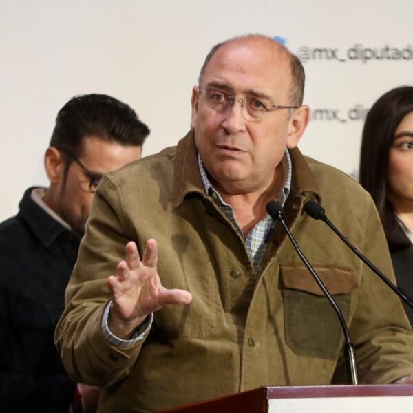 Rubén Moreira acusa como criminal el bloqueo a la reforma de salarios mínimos profesionales para policías, médicos y maestros